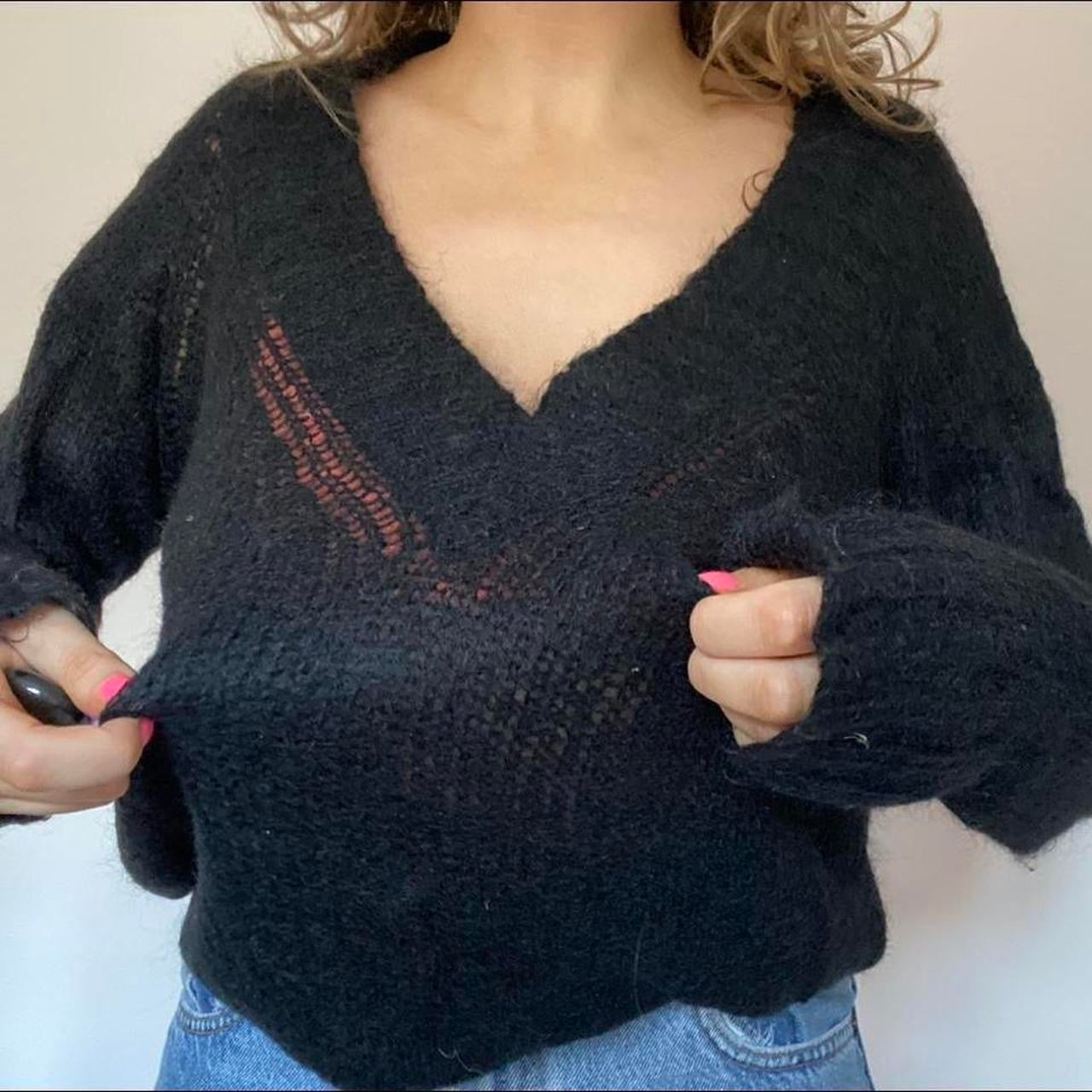 Black v-neck knit jumper L