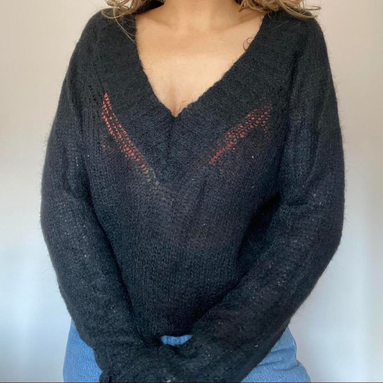 Black v-neck knit jumper L