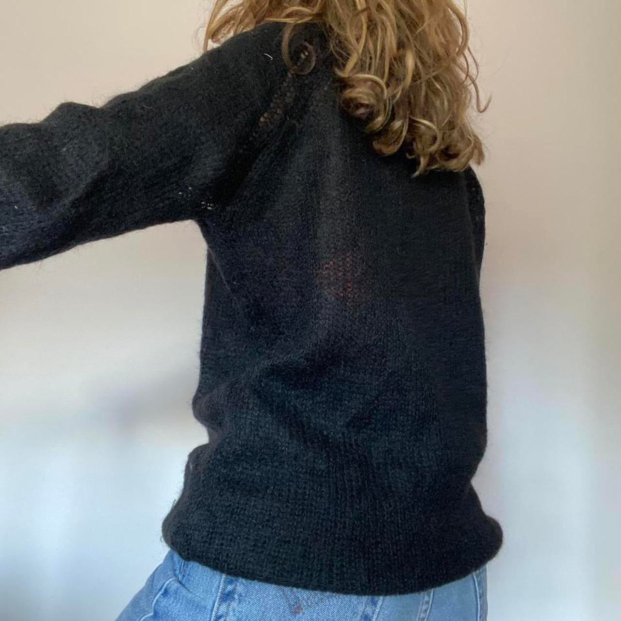 Black v-neck knit jumper L