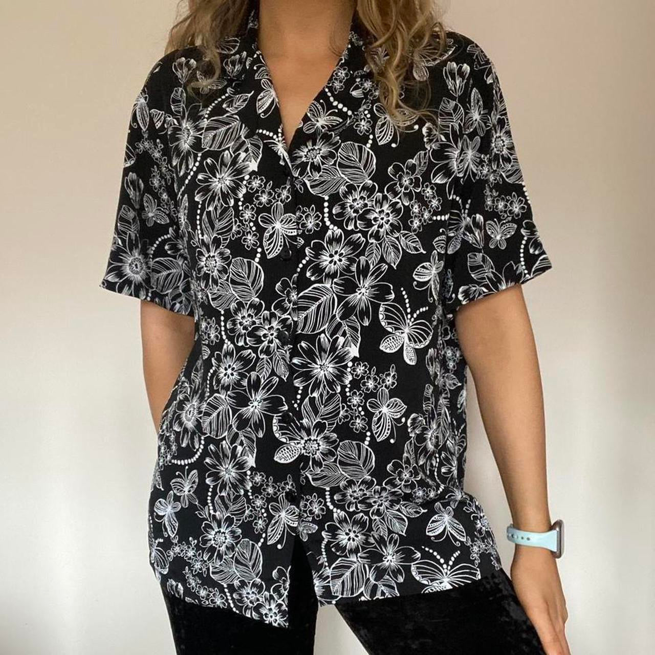 Black floral crinkle shirt L