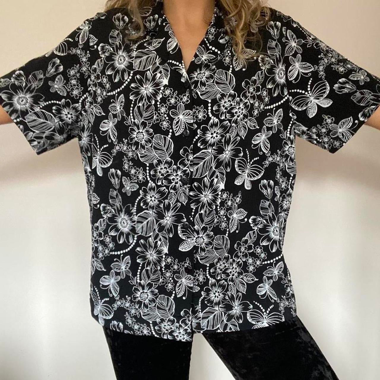 Black floral crinkle shirt L