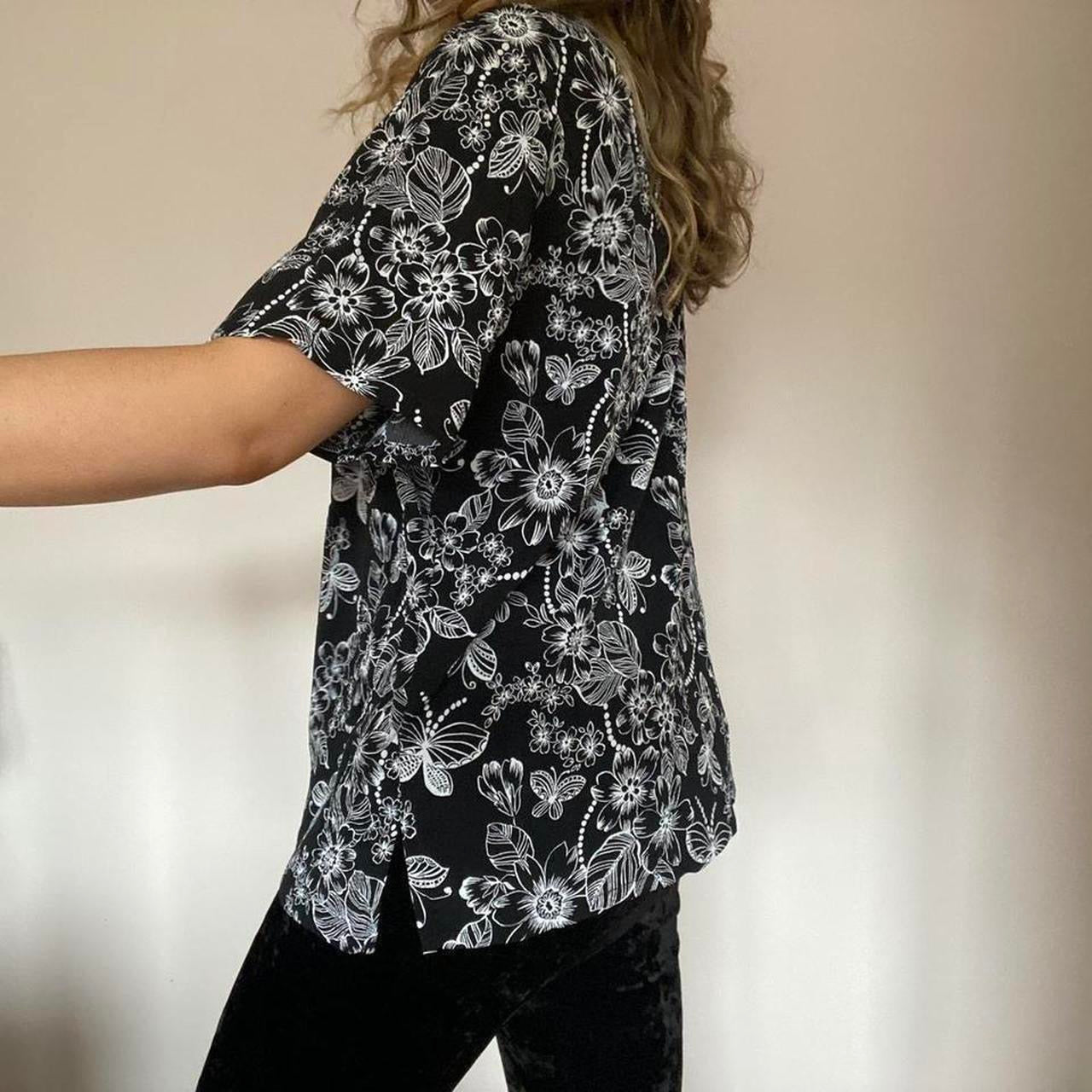 Black floral crinkle shirt L