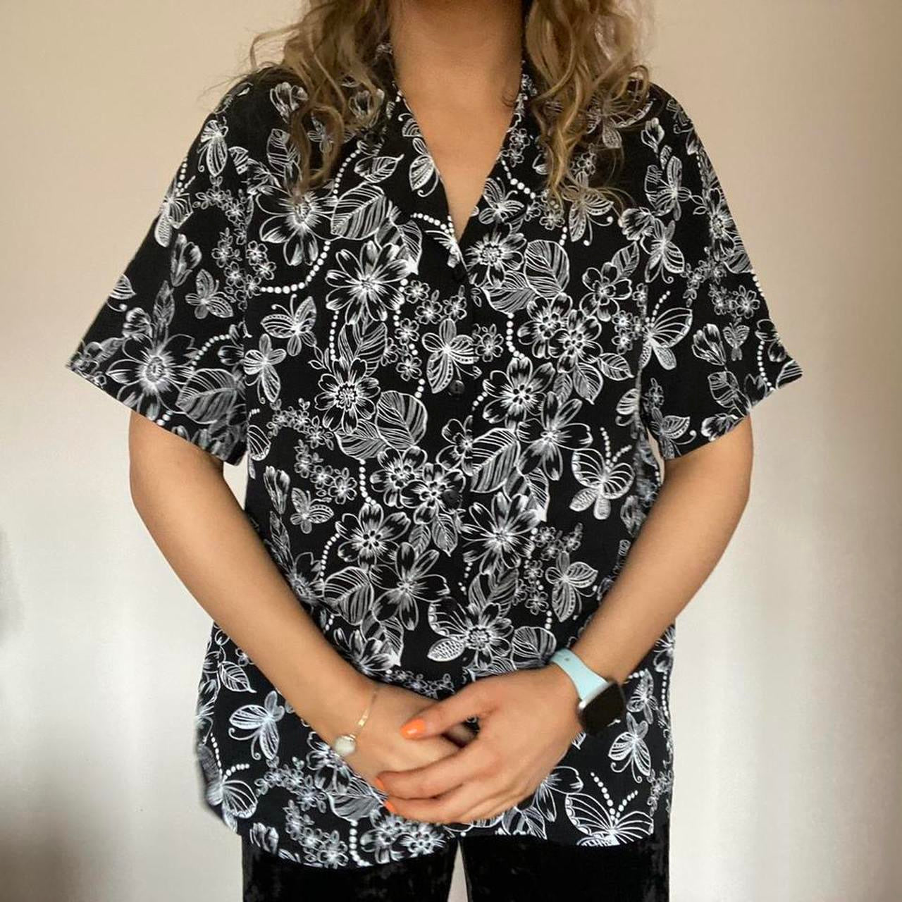 Black floral crinkle shirt L